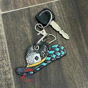 พวงกุญแจหนังวัวสไตล์ตะวันตก ลายหมากรุก รูปแบบหมวกและไพ่ ดีไซน์โรดีโอ ของที่ระลึก ของขวัญ ขายส่ง - Product Image 1