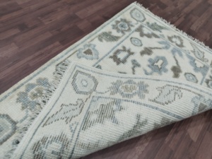 Alfombra Tejida a Mano Estilo Turco, Alfombra Rectangular Geométrica en Tonos Crema, Azul y Verde con Flecos para Sala de Estar - Product Image 2