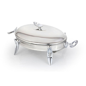 Plat à chafing ovale en métal argenté avec poignées découpées uniques, pieds courbés et couvercle assorti pour la restauration professionnelle et les mariages - Product Image 1