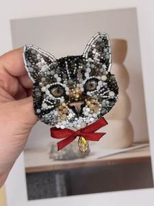 Broche de Lujo con Bordado Artesanal y Cuentas, con Elegante Diseño Floral, Hermoso Broche de Cuentas Bordado a Mano para Moda - Product Image 1
