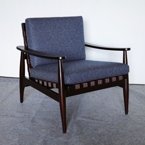Sillón Sina en Madera de Caoba Sólida para Sala de Estar Moderna con Tela y Cojines, Uso en Hoteles, No Requiere Ensamblaje - Product Image 1