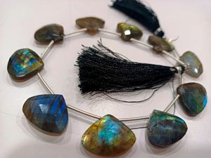 Perles de Labradorite Naturelle Facettées en Forme de Cœur Gris 16-20mm - Product Image 3