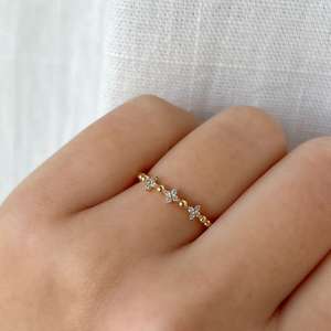 Bague élégante en or avec motif floral et diamant étincelant pour femme – Bague de créateur pour les fêtes et le quotidien - Product Image 1