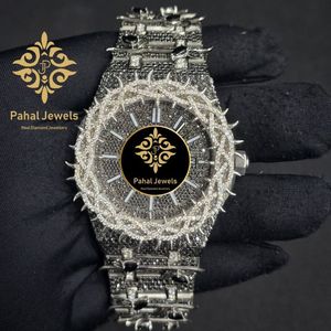 นาฬิกาข้อมือผู้ชาย Pahal Jewels หรูหรา ตัวเรือนสแตนเลสสตีล ประดับเพชร หน้าปัดทรงกลม 38 มม. ระบบควอตซ์ พร้อมหน้าปัดแซฟไฟร์ และตัวล็อคแบบพับได้ - Product Image 5