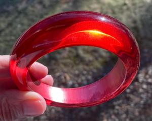 Bracelet artisanal en résine rouge cerise transparente, bracelet en acrylique brillant fait à la main, accessoire de mode audacieux pour femmes - Product Image 1