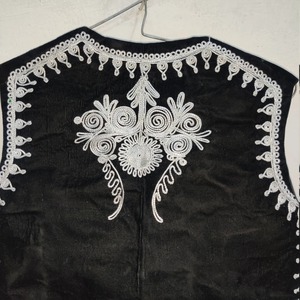 Chaleco afgano de terciopelo morado premium para hombre con intrincado trabajo de espejo dorado y auténticas monedas tribales, chaleco étnico Kuchi. - Product Image 6