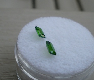 Par de Gemas Sueltas Facetadas de Diopsido Verde Esmeralda 5x3mm - Product Image 3