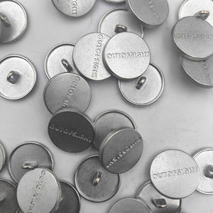 Botón Redondo de Aleación de Zinc Ecológico de 28L en Oferta, con Logotipo y Texto Grabados Personalizados a Petición, Apto para Chaquetas - Product Image 1