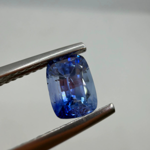 Zafiro azul 100% natural, talla cojín, calentado, 1.25 quilates, de Ceilán, Sri Lanka, para la elaboración de joyas. - Product Image 1