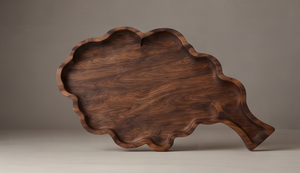 Plateau de service en bois de manguier finition noyer robuste, plateau abstrait avec rebord surélevé et silhouette créative - Product Image 2