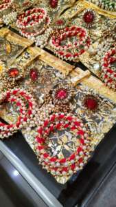 Panier-cadeau de mariage le plus populaire, pochette en filet pour bijoux avec 2 bracelets en Resham, une bague et un style Satka Rajasthani - Product Image 2