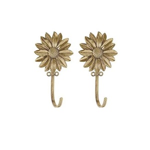 Ganchos de pared vintage con diseño de margaritas, perchero decorativo de metal, resistente al óxido, tipo montaje en pared, paquete de 2 - Product Image 1