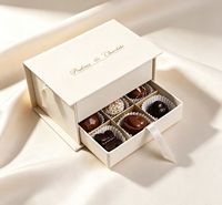 Pralinen-Schokoladen-Schubladenbox aus Elfenbeinkarton, stabile Verpackung mit Heißprägung-Logo, Geschenkbox mit Schleife