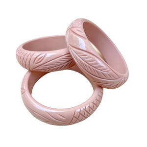 กำไลเรซิ่นสีชมพูหวานแกะสลักพร้อมดีไซน์รูปใบไม้ทำด้วยมือสร้อยข้อมือแฟชั่นทำมือสำหรับเครื่องประดับสตรีและคอลเลกชันของขวัญ - Product Image 1