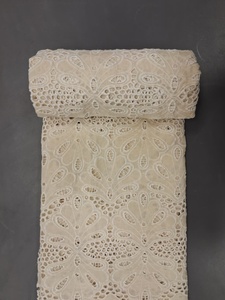 Tela de Algodón Blanco Premium de Fábrica al por Mayor con Bordado Schiffli - Material Floral con Ojales de Diamante y Calado para Vestidos - Product Image 6