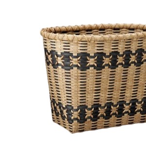 Cesta de ratán natural y negro de moda, contenedor de almacenamiento tejido a mano, cesto decorativo para un estilo de hogar contemporáneo. - Product Image 3