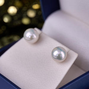 Boucles d'oreilles en or 18 carats avec perles d'eau douce, petit modèle ampoule, haut de gamme, Sai Australian White 10-11mm, collection Aurora de luxe - Product Image 5