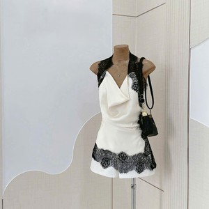 Robe longue élégante en satin blanc, sans bretelles, taille haute, coupe trapèze, avec bordure en dentelle noire contrastante, sans manches, respirante - Product Image 3