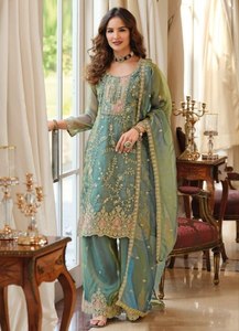 Ensemble de costume en soie élégant – Kurti brodé avec pantalon et dupatta à bordure en dentelle - Product Image 3