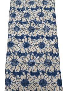 Tissu en dentelle ajourée en coton bleu et blanc cassé avec grand motif floral et motif en maille pour vêtements de créateurs (vente en gros) - Product Image 6