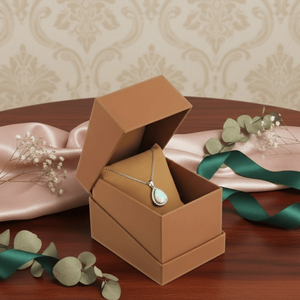 Caja de Joyería de Cartón Rosa Premium |   Elegante Empaque de Regalo de Papel para Anillos, Colgantes y Presentación de Lujo - Product Image 1