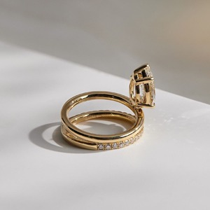 แหวนหมั้นทรงปรินเซสคัท เพชรเพาะเลี้ยงทรงปรินเซสคัท ทองคำแท้ 14k สีเหลืองทอง ดีไซน์กรงเล็บสามขา วงแหวนเชฟรอน - Product Image 2