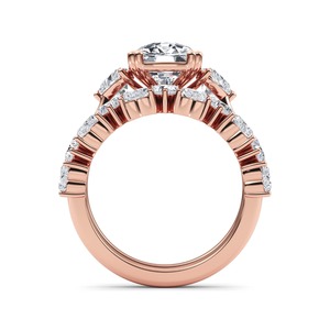 Anillo de Lujo con Tres Diamantes Largos en Forma de Cojín y Corazón, Diamantes Cultivados en Laboratorio, 4.70 CTW, Claridad VS+, Elaborado en Elegante Oro Rosa de 10K - Product Image 2