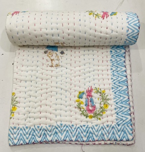 Manta Acolchada de Algodón con Diseño de Dibujos Animados, Borde Azul, para Uso en Casa en Todas las Estaciones - Product Image 1