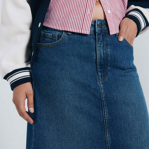 Jupes midi en jean pour femmes de qualité supérieure, fabriquées par OEM, vente directe d'usine, poches personnalisées, finition délavée, détail taille, coupe trapèze - Product Image 6