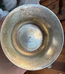Mug vintage en argent plaqué, gravé de motifs floraux, avec poignée et base sur pied. Magnifique carafe en laiton doré poli, au design traditionnel raffiné. - Product Image 3