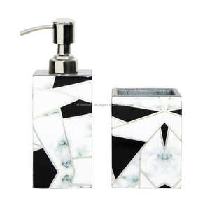 Ensemble d'accessoires de salle de bain avec finition en émail imprimé Ensemble élégant et durable pour hôtels et maisons - Product Image 4