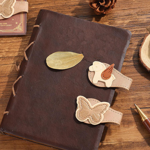 Marcapáginas de hoja de arce en cuero genuino premium, diseñado para una comodidad de lectura duradera, a la venta a un precio muy asequible. - Product Image 1