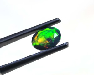 Opale noire éthiopienne authentique - Forme ovale 7x5mm à 9x7mm, opale noire facettée à reflets arc-en-ciel, pierre brute, cadeau pour elle - Product Image 5