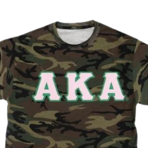Camiseta AKA Camo Tee Verde Marrón con Cuello Redondo y Letras Bordadas en Rosa y Verde, Ropa Casual para Hermandades - Product Image 5