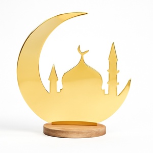 Estatua de Luna Creciente y Mezquita en Metal Dorado Martillado – Figura Islámica con Base Ovalada de Madera Sólida para Decoración de Ramadán y Eid - Product Image 1