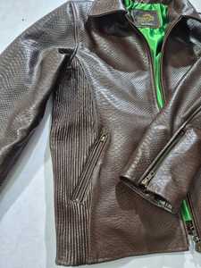 Chaqueta de invierno para hombre de cuero genuino con forro de seda satinada y cremallera en relieve. - Product Image 2
