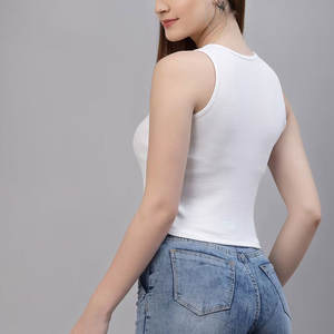 Top corto básico de algodón de moda para usar en capas, elástico y sin mangas para un estilo sin esfuerzo. - Product Image 3