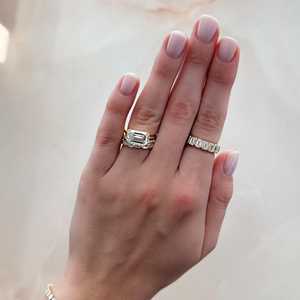 Anillo de compromiso de diamante cultivado en laboratorio con corte esmeralda East West, personalizado, de 3 quilates, con engaste de media montura, solitario, oro macizo de 14K y 18K, al por mayor - Product Image 6