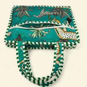 Sac fourre-tout de luxe en coton à imprimé jungle turquoise pour femme, avec fermeture éclair, poignée d'épaule et passepoil contrastant, sac maître de collection pour la plage et les stations balnéaires - Product Image 6