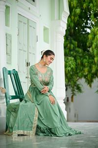 Nouvelles collections de robes Anarkali et de saris indiens ethniques de créateurs, richement brodés et ornés de fils, à prix bas, pour les mariages. - Product Image 3