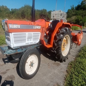 รถแทรกเตอร์คุณภาพสูง Kubota L2402 พร้อมอุปกรณ์ตักดินด้านหน้าและอุปกรณ์ขุดดินด้านหลัง ระบบขับเคลื่อน 4 ล้อ รถแทรกเตอร์ขนาดเล็กสำหรับสวน พร้อมเครื่องยนต์ - Product Image 1
