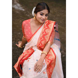 Sari en soie douce blanc et rouge Elite Weaves avec motif floral Zari tissé, robes de soirée Durga Pooja pour occasions festives 650g - Product Image 4