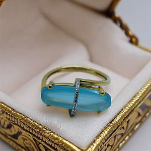 Elegante Anillo de Oro con Piedra Azul y Diseño de Barra de Diamantes, Anillo de Dedo Moderno para Mujer, Joyería de Diseño - Product Image 2