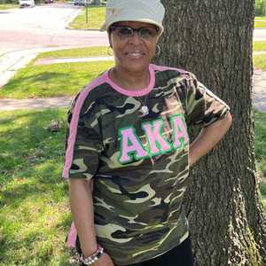 Camiseta Premium AKA Camo para Mujer, con Letras Griegas, Tela de Alta Calidad, Ajuste Cómodo, Cuello Redondo Informal - Product Image 3