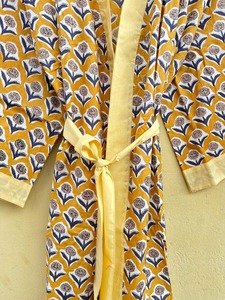 Robe pour femmes à imprimé géométrique, manches courtes, longueur complète, tenue décontractée d'été, tissée en polyester, style kimono, bordure jaune - Product Image 2