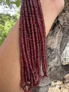 Perles rondes lisses en grenat naturel du Mozambique, pierres précieuses rouges pour la fabrication de bijoux (4-6 mm) - Product Image 1