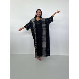 Robe Kaftan Longue Femme Noire Tie-Dye à Taille Naturelle, Col en V, Coupe Ample, Manches Chauve-Souris, Tenue de Détente et de Vacances - Product Image 1