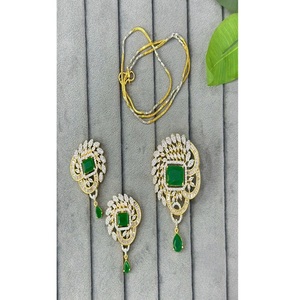 Atractivo Collar con Colgante y Aretes con Acabado Dorado y Piedras de Circonia Cúbica, Diseño Elegante para Bodas y Fiestas - Product Image 2