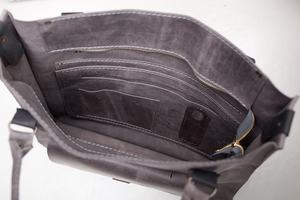 กระเป๋าถือหนังสีเทาแฟชั่นสำหรับผู้หญิงกระเป๋าผ้าใบใหญ่สินค้า OEM FBA ของขวัญสำหรับการเดินทางกระเป๋าสะพายไหล่ - Product Image 5