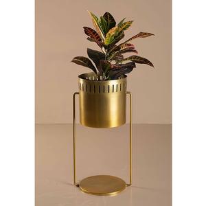 Macetero minimalista de hierro con soporte, acabado dorado, macetero alto para interiores, macetero de hierro para exportación mundial desde India. - Product Image 1